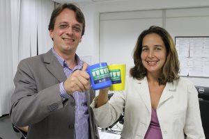 Angelina Nunes Geija Rocha brinda, com a caneca de plástico, o início da implantação da agenda ambiental na Assembléia Legislativa do Rio