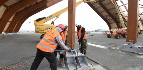 Trabalhadores se apressam para concluir um dos pavilhões que receberá representantes do mundo todo durante a Conferência do Clima, em Paris