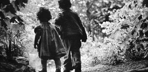Em 1946, o fotógrafo de guerra norte-americano W. Eugene Smith (1918-1978) passeava na floresta com seus dois filhos, num lindo dia ensolarado. “Enquanto eu seguia os meus filhos, eles avistaram algumas árvores mais altas e ficaram encantados com a descoberta. De repente, Pat agarrou Juanita pela mão e correu. Percebi naquele momento, que apesar de todas as guerras e de tudo o que eu vivi, eu queria cantar um soneto à vida para continuar vivendo aquele momento”, afirmou W. Eugene Smith. Um ano antes, em maio de 1945, em Iwo Jima, Smith sofreu graves ferimentos em uma das mãos e no rosto na explosão de um míssil. Foram necessárias 33 operações para recuperar as suas capacidades. “Quando quis experimentar tirar uma fotografia, até me foi difícil pôr o filme na máquina”, contou Smith. Após dois anos de tratamento, cirurgias plásticas e muitas dúvidas sobre o futuro, Smith voltou ao trabalho ainda mais inspirado em defender seus ideais de “fotografia humanística”.