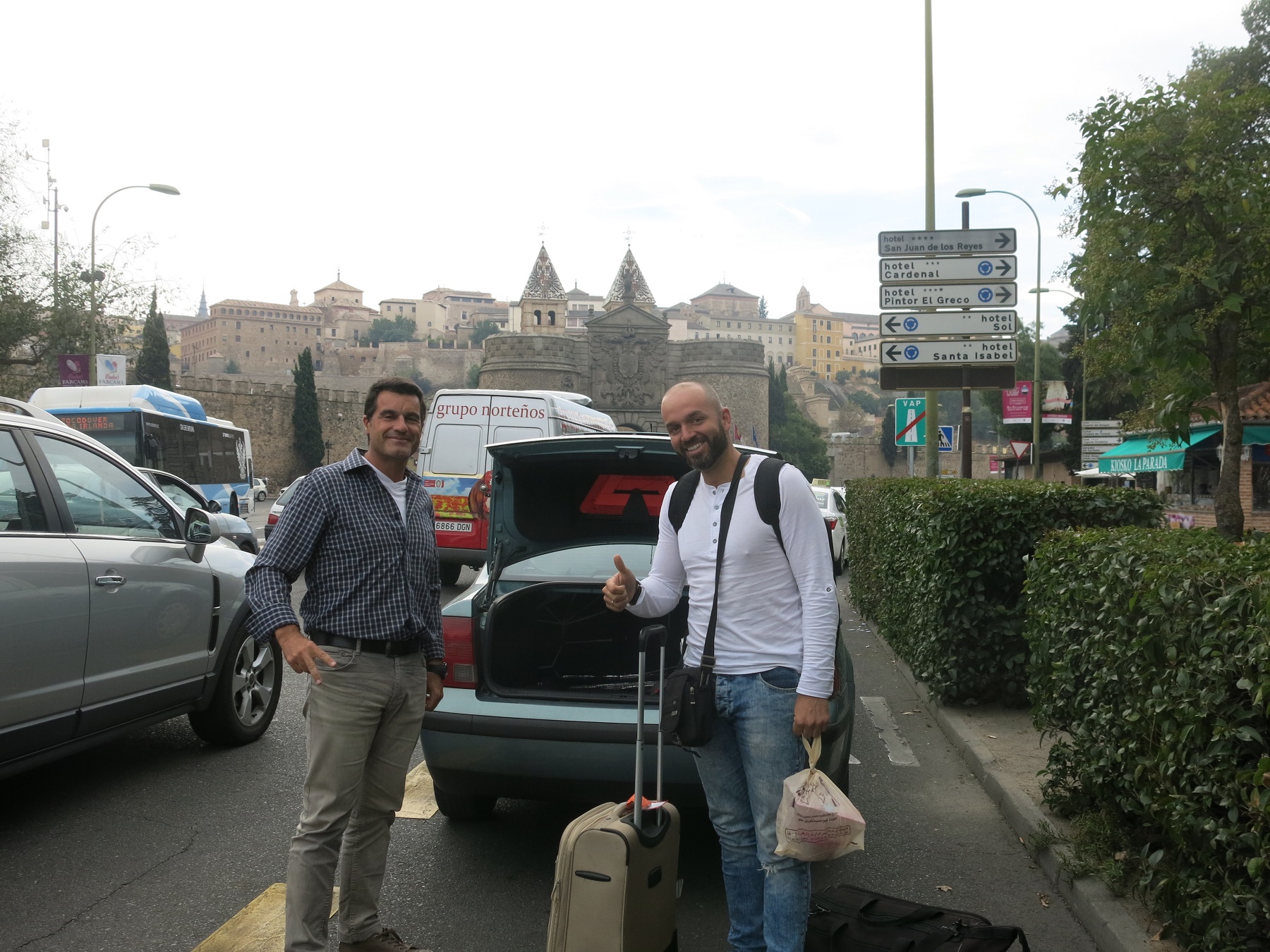 Foto de Fernanda Godoy José Machio (à esquerda) e David Ruiz, motorista e passageiro da Blablacar, na chegada a Toledo