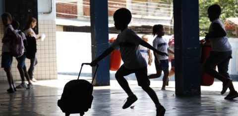 De uma população de cerca de 77 milhões de crianças e jovens, de zero a 24 anos, o número geral de matrículas na educação básica e superior é de 52 milhões. Ou seja, 25 milhões (ou 30%) de estudantes brasileiros estão fora das salas de aula