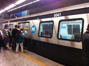 Laura Antunes Passageiros se aglomeram na porta do metrô na esperança de conseguir um lugar sentado
