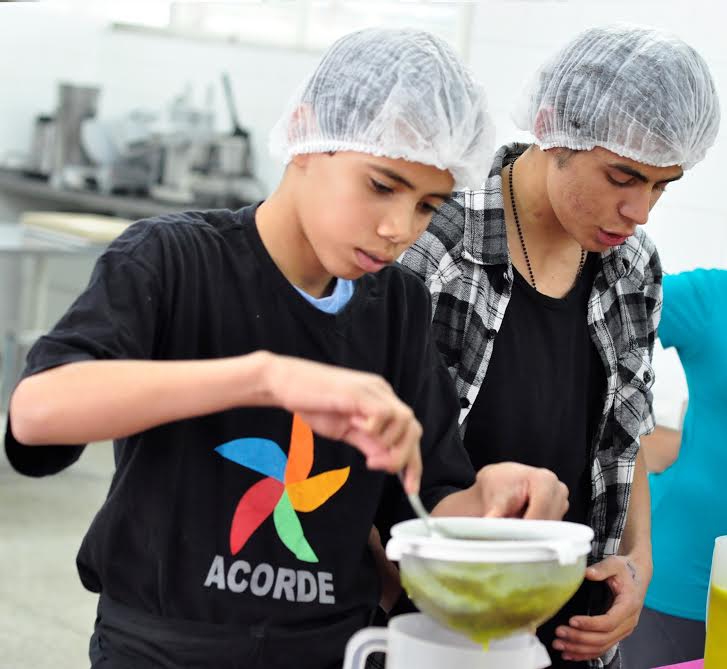 Aula de culinária na Associação Acorde