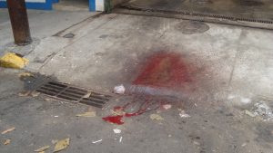 Restos de lixo hospitalar na calçada em frente ao hospital