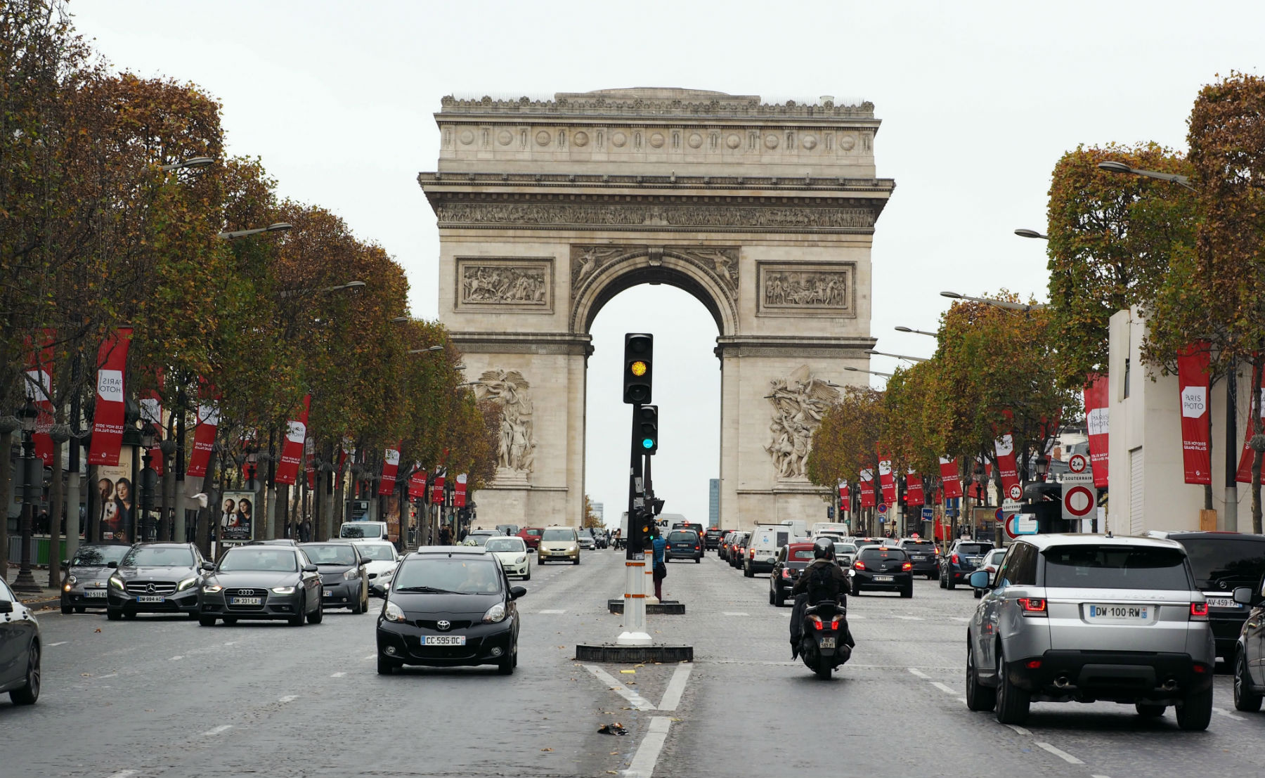France Presse Pouco movimento nas ruas em Paris no dia seguinte ao ataque terrorista