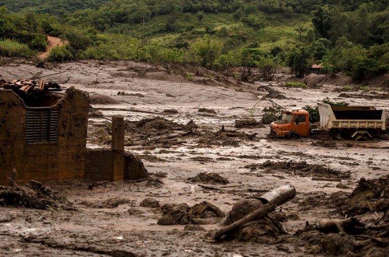 Cenário de destruição em Bento Rodrigues, quatro dias após o rompimento da barragem, a 70 km de Mariana. Foto de Gustavo Basso/NurPhoto