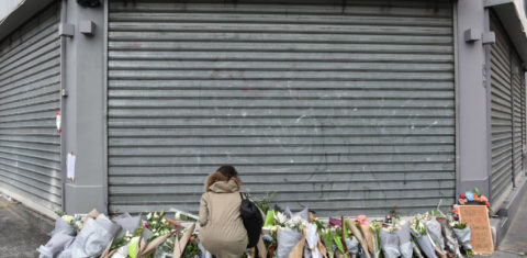 Na porta do Le Petit Cambodge, um dos alvos dos ataques em Paris, flores e luto