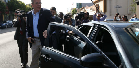 O pré-canditado republicano Jeb Bush entra num carro do Uber ma campanha presidencial americana