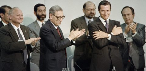 Maurice Strong (à esquerda) , na cerimônia de abertura da Rio-92, acompanhado do então presidente Fernando Collor de Mello