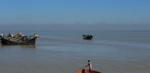 Pescador na Ilha de Kutubdia, que pode desaparecer em 50 anos