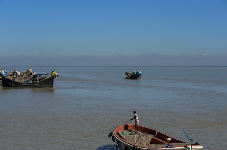 Pescador na Ilha de Kutubdia, que pode desaparecer em 50 anos