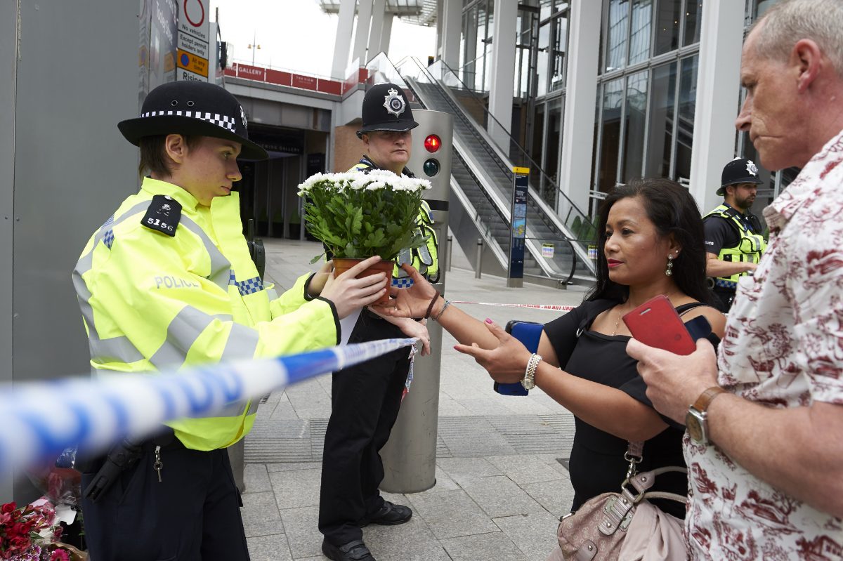 Mulher pede para depositar flores na Ponte de Londres, em homenagem aos mortos no ataque deste sábado, 3/6 (Foto Nikas Hallen/ AFP)