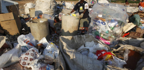 Crise provocou queda nos preços do material reciclado e dificultou ainda mais a vida dos catadores