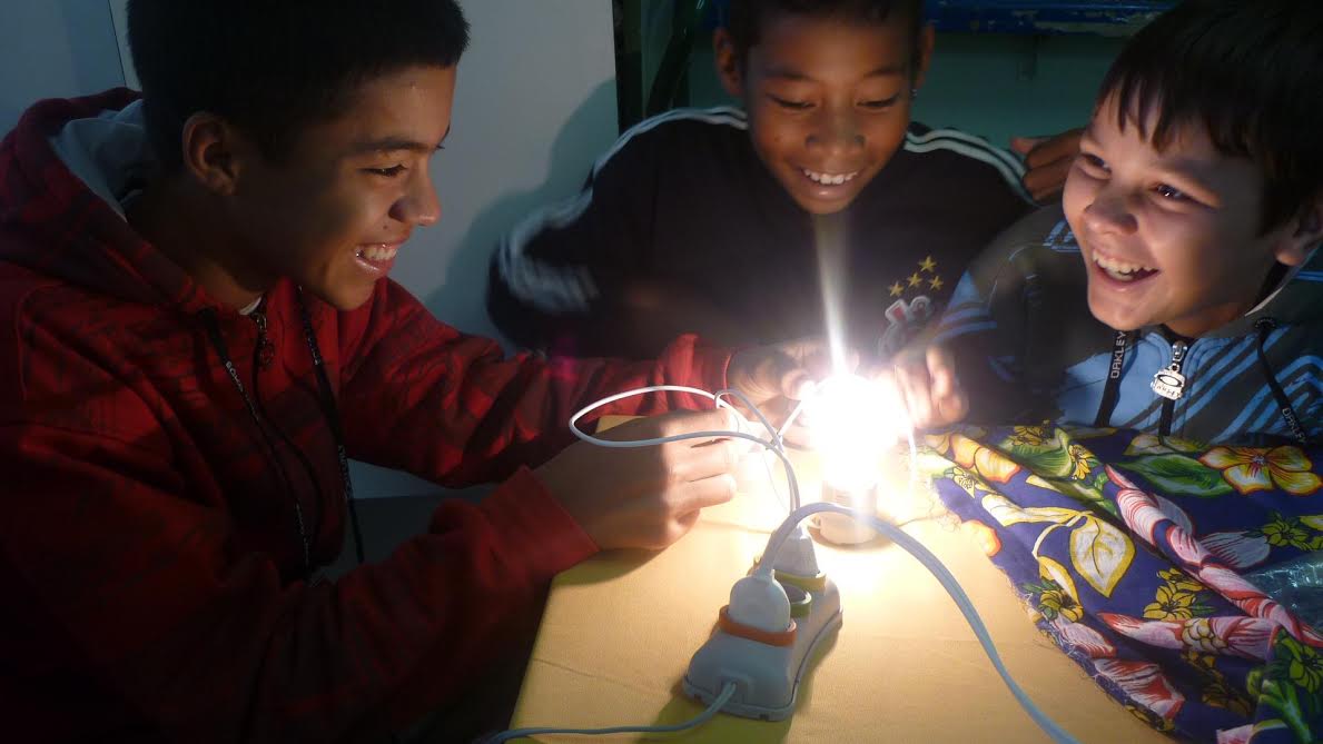 Alunos de uma escola em Guaratinguetá se divertem durante experimento no Programa
