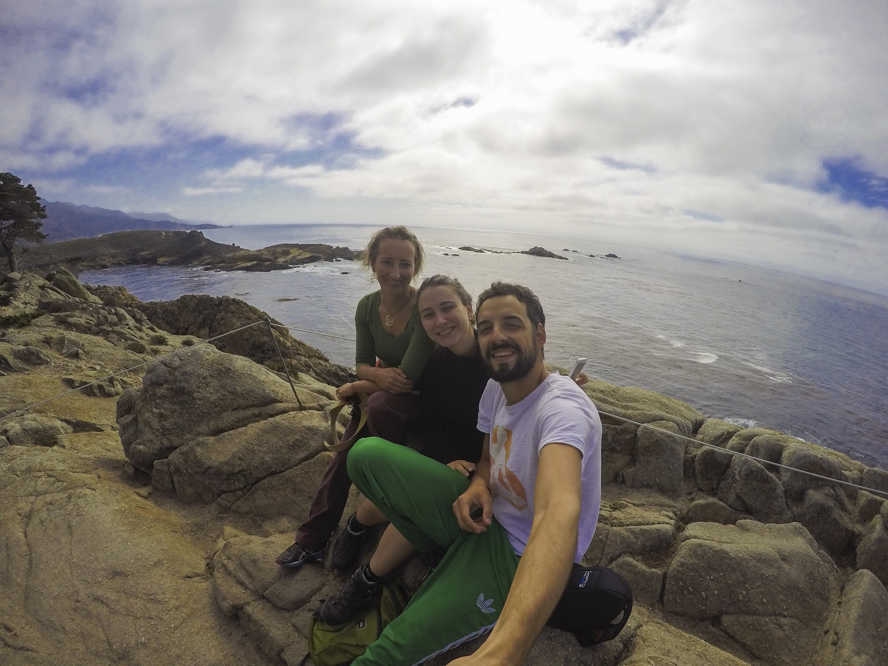 Carla Lencastre O casal Bruna Talarico e Felipe Carneiro, em Monterey, com a anfitriã que os hospedou numa antiga fábrica de sardinhas. Gente extraordinária