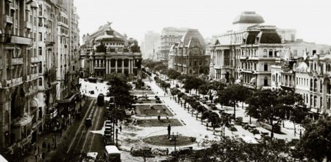 No inicio do século XX, a praça em estilo parisiense, rodeada por um largo boulevard e prédios em estilo eclético, entre eles, soberano, o Theatro Municipal
