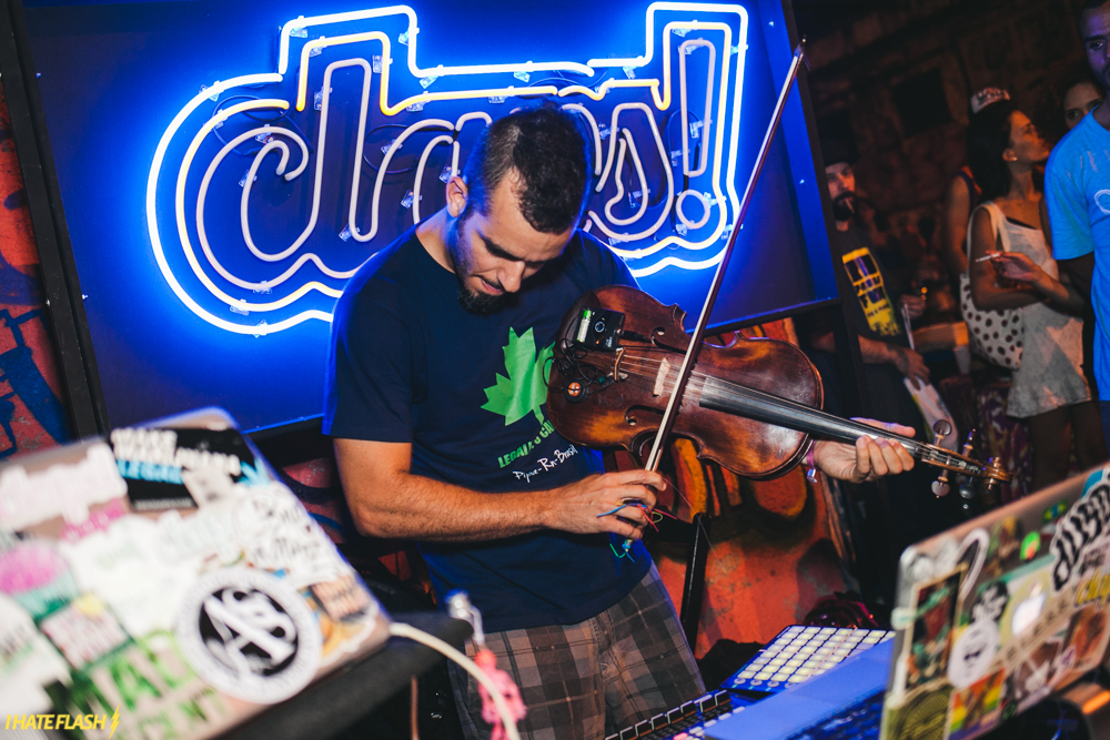 IHateFlash O Baile CLAPS, organizado pelos Djs Raoni MouChoque e Leandro Baré (juntos, eles formam a dupla Ritmo de Favela), também segue pelo caminho do funk