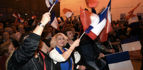 Eleitores do partido de Marine Le Pen fazem campanha em Paris