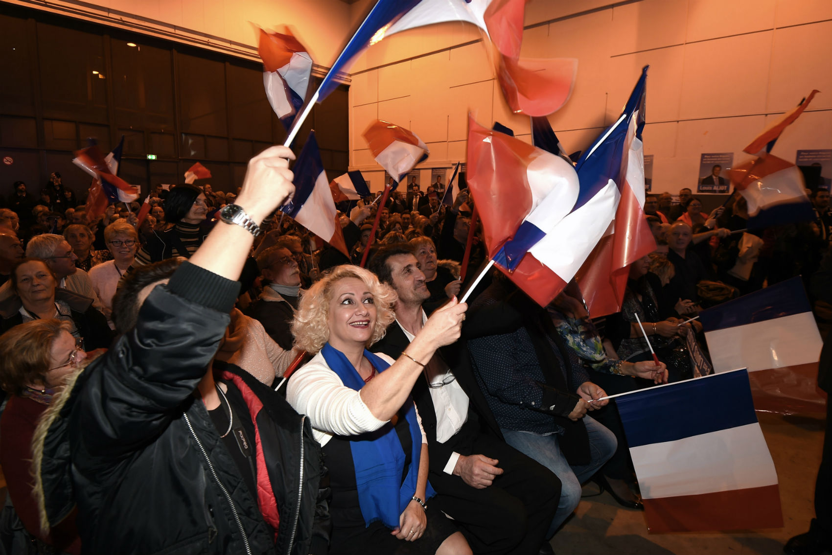 Pascal-Goyot/AFP Eleitores do partido de Marine Le Pen fazem campanha em Paris