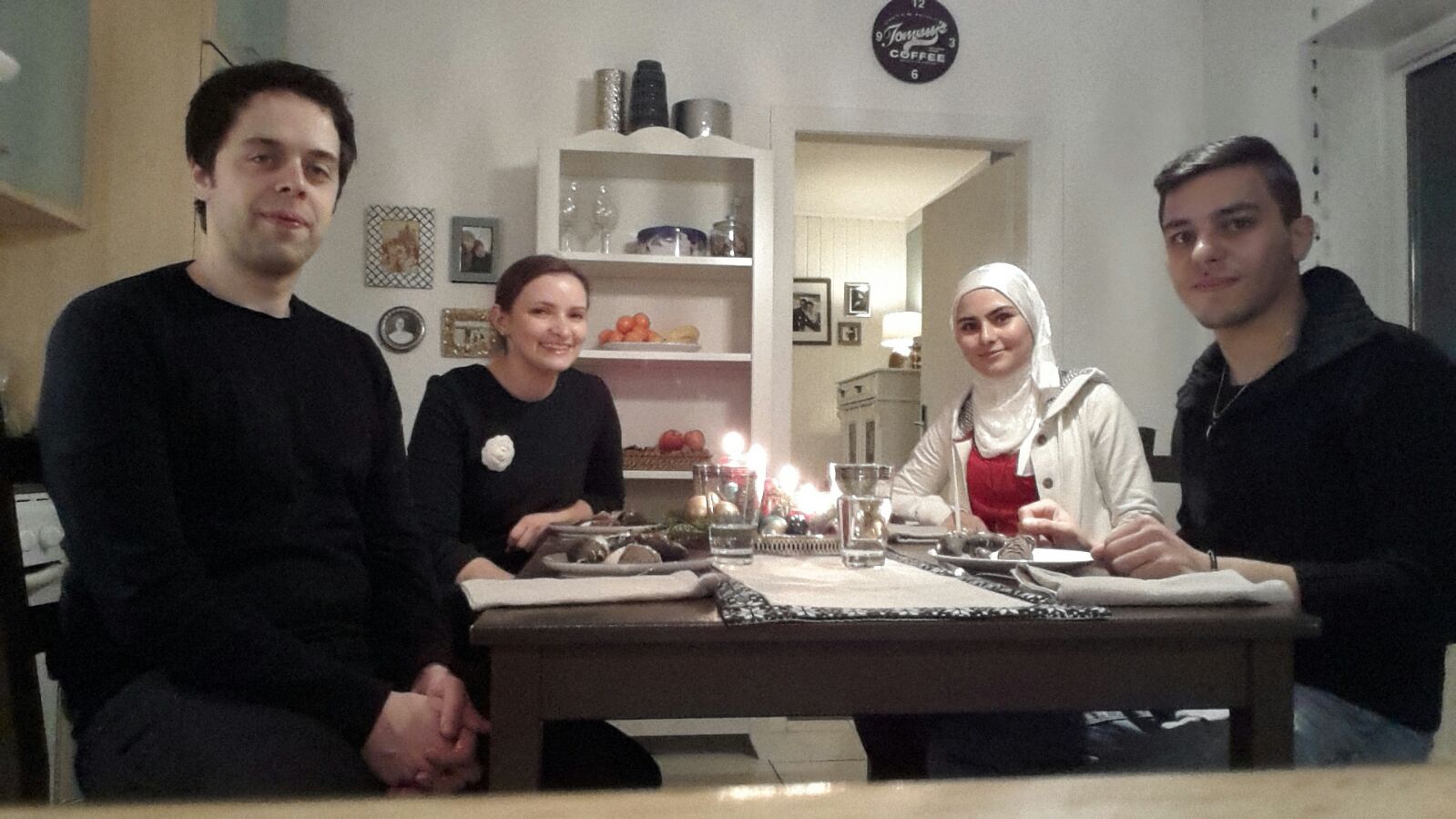 A estudante Helena (à esquerda) com o casal Othman e Zalikha