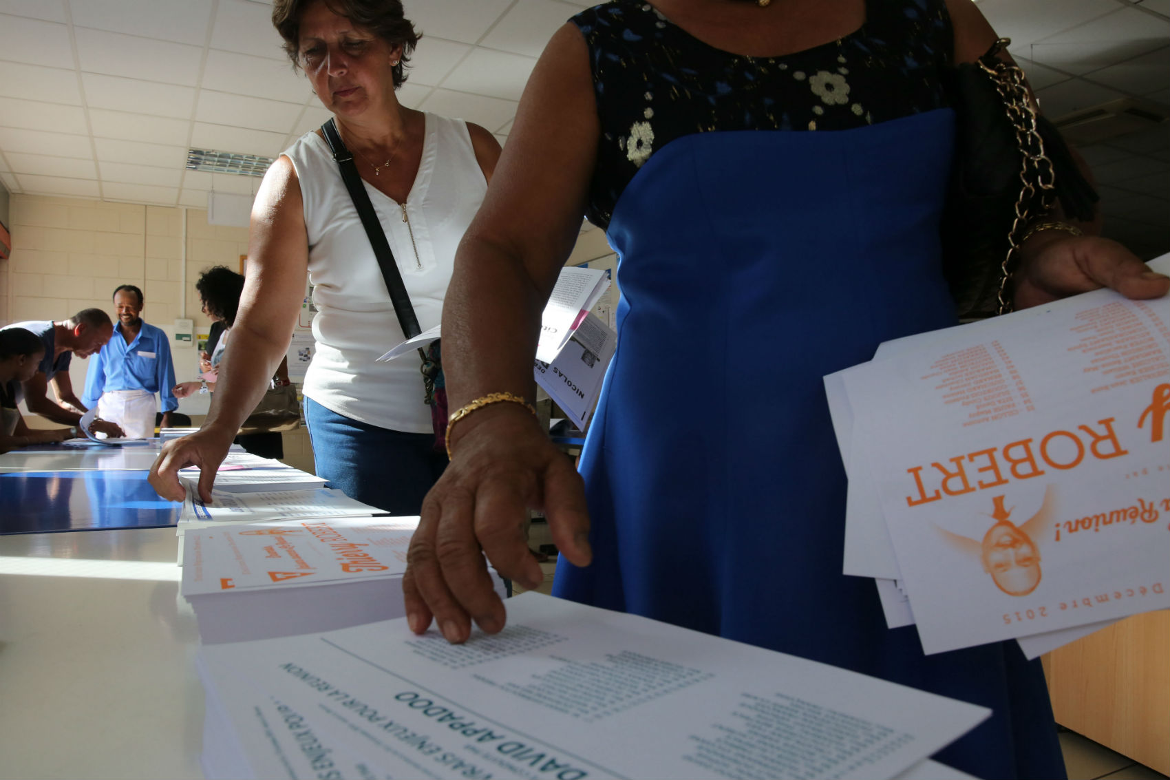 Richard Bouhet/AFP Na Ilha de La Reunion, cidadãos iniciam a votação