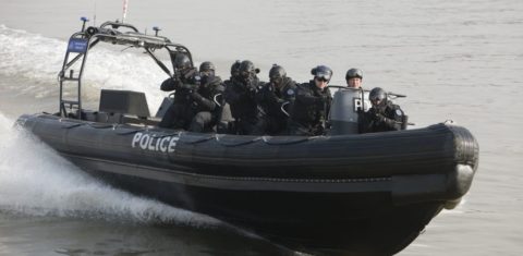 Treinamento da polícia de Londres, no rio Tâmisa, antes dos Jogos Olímpicos de 2012