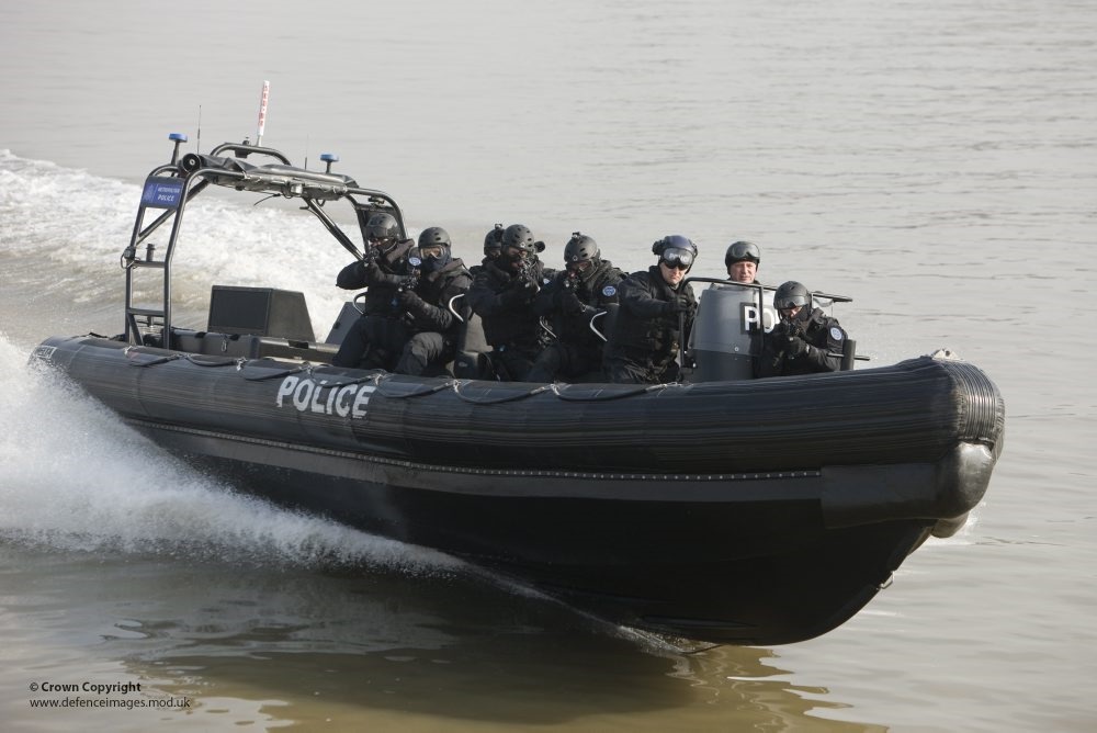 Terry Seward Treinamento da polícia de Londres, no rio Tâmisa, antes dos Jogos Olímpicos de 2012