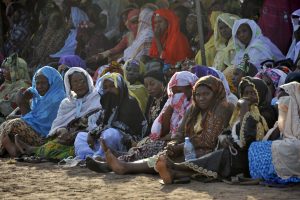 Mulheres no velório das 27 pessoas que morreram após o ataque terrorista num hotel em Mali