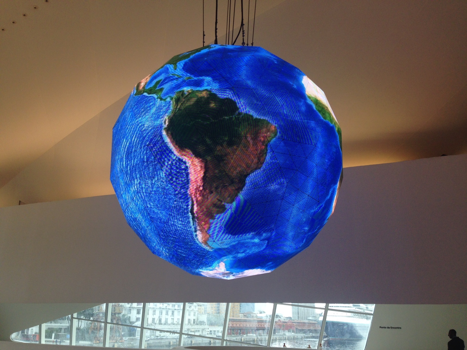Os que estavam preocupados com o futuro do planeta podem se tranquilizar. No Amanhã, o museu, ela aparece bonito logo na entrada