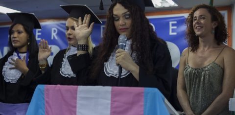 A formanda Tyfany Stacy faz o seu juramento