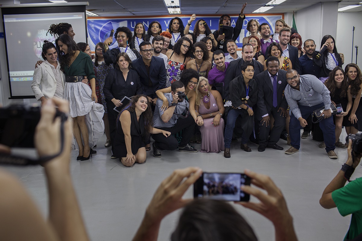 Marizilda Cruppe Alunas, professores e voluntários posam para fotos no final da cerimônia