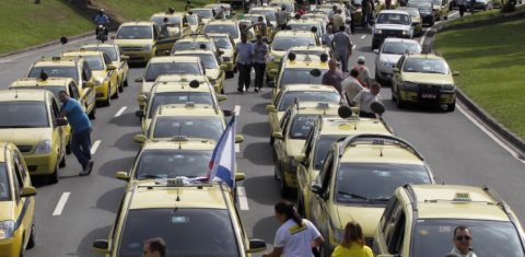 Taxistas interrompem o trânsito no Aterro do Flamengo e em vários outros pontos da cidade em protesto contra o Uber