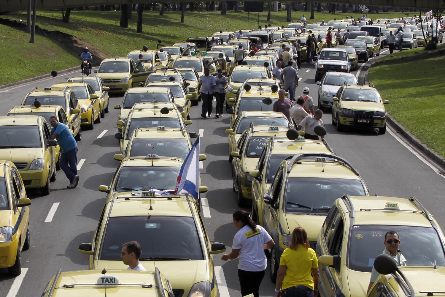 Custodio Coimbra Taxistas interrompem o trânsito no Aterro do Flamengo e em vários outros pontos da cidade em protesto contra o Uber