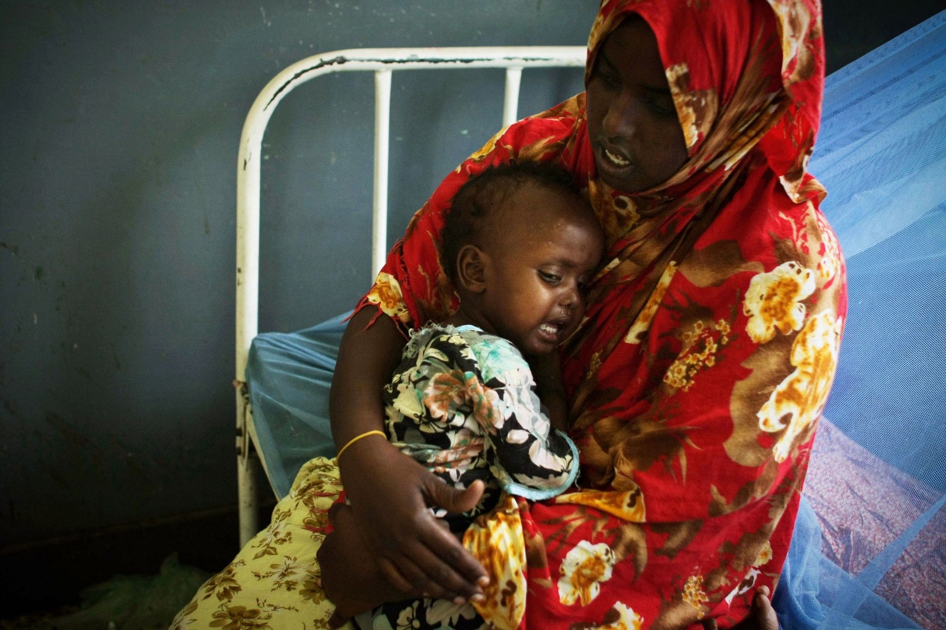 Mogadishu, Somalia. UN Photo/Stuart Price Mulher consola o filho faminto, na Somália, durante o período de seca que assolou o país