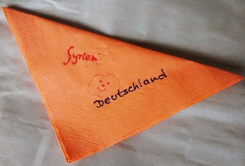 Guardanapo com o nome da Síria e da Alemanha: iniciativa cidadã para acolher refugiados passa pela gastronomia