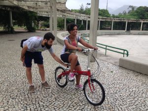 O bike anjo Miatã Guedes ajuda Luana a dar as primeiras pedaladas