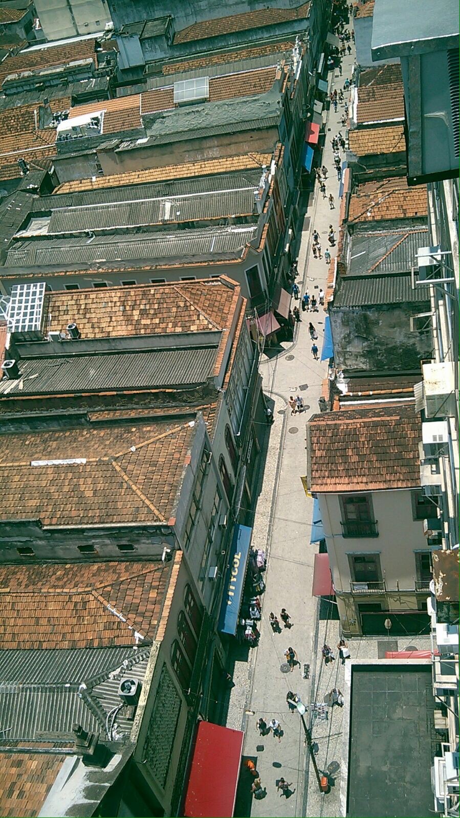Rádio Saara Vista no alto, no último domingo antes do Natal, a rua da Alfândega mais parece o deserto que dá nome à região