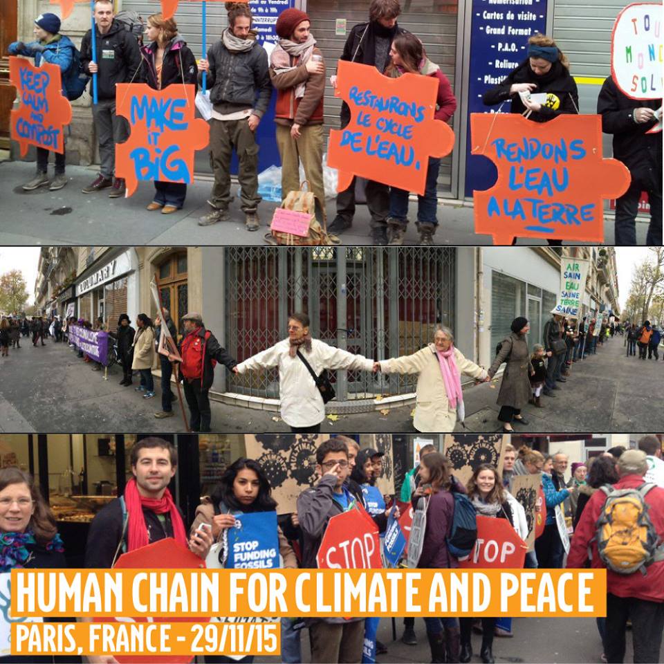 Com as manifestações proibidas por conta dos atentados em Paris, multidão deu as mãos em uma corrente humana pró-clima e paz