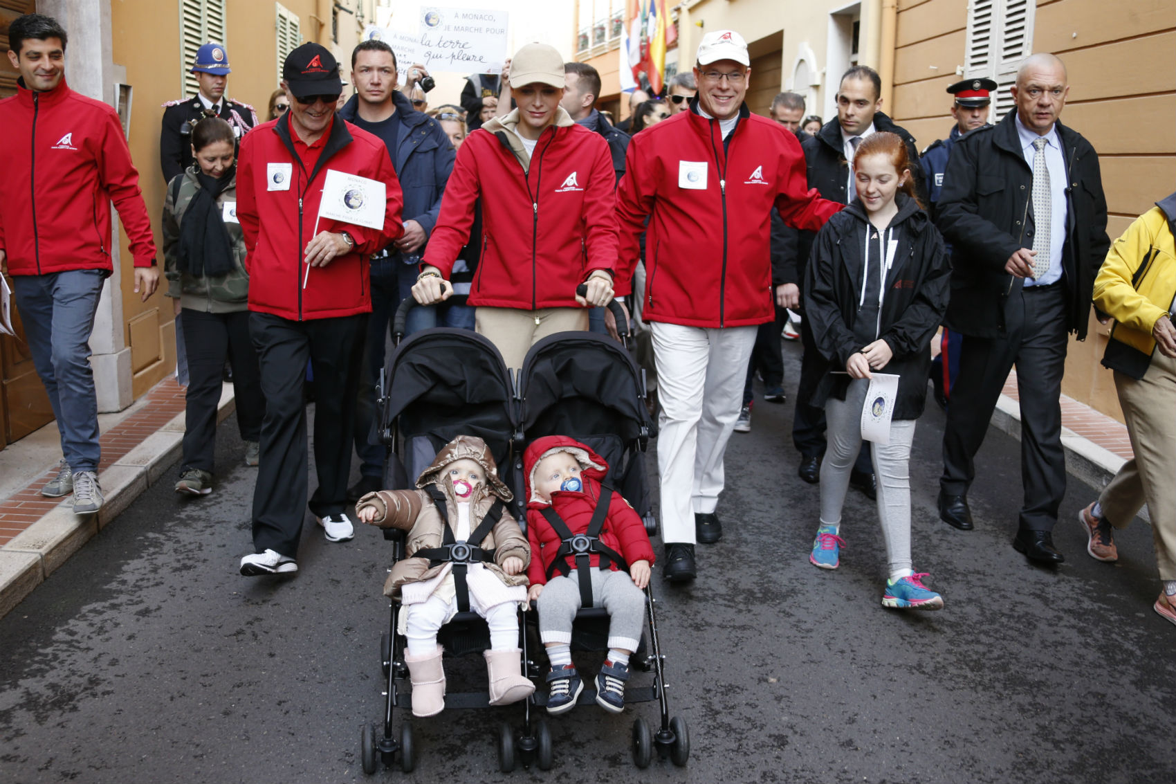 Príncipe Albert e a família participam da Marcha em Mônaco