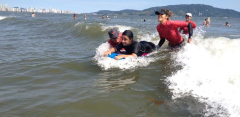 Ariadne na prancha de body com as professoras