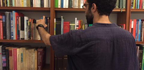 Durante a entrevista, Hicheur pega um livro de física na biblioteca de um amigo. A ciência é a sua grande paixão