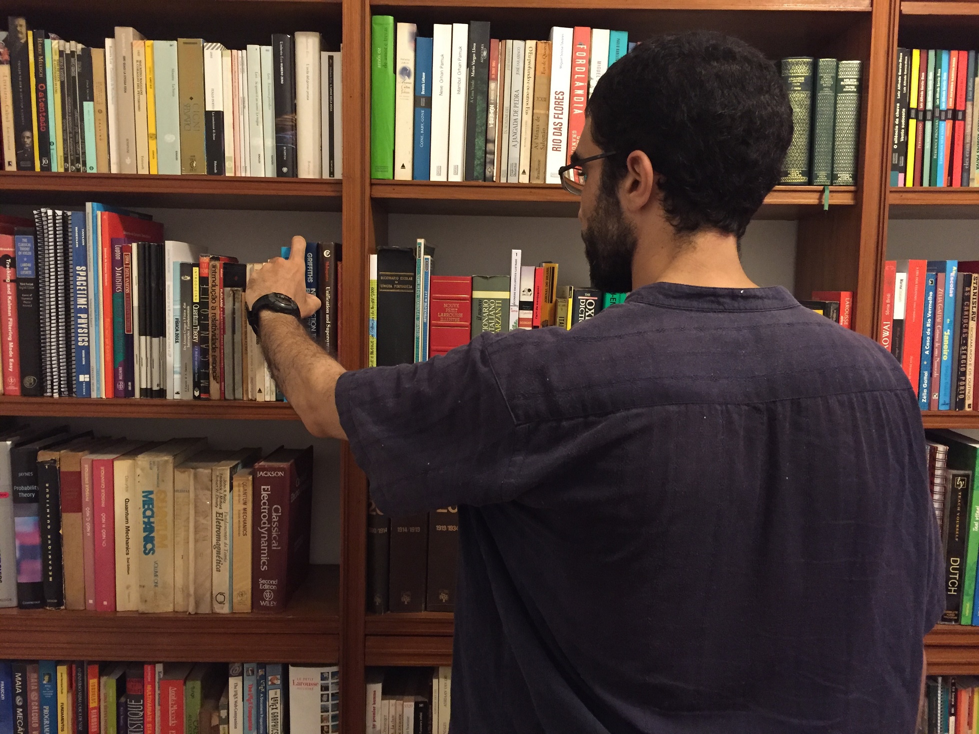 Shobhan Saxena Durante a entrevista, Hicheur pega um livro de física na biblioteca de um amigo. A ciência é a sua grande paixão