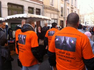 Divulgação Manifestantes protestam contra a prisão de Hicheur, na Praça Bellecourt, em Lyon, na França