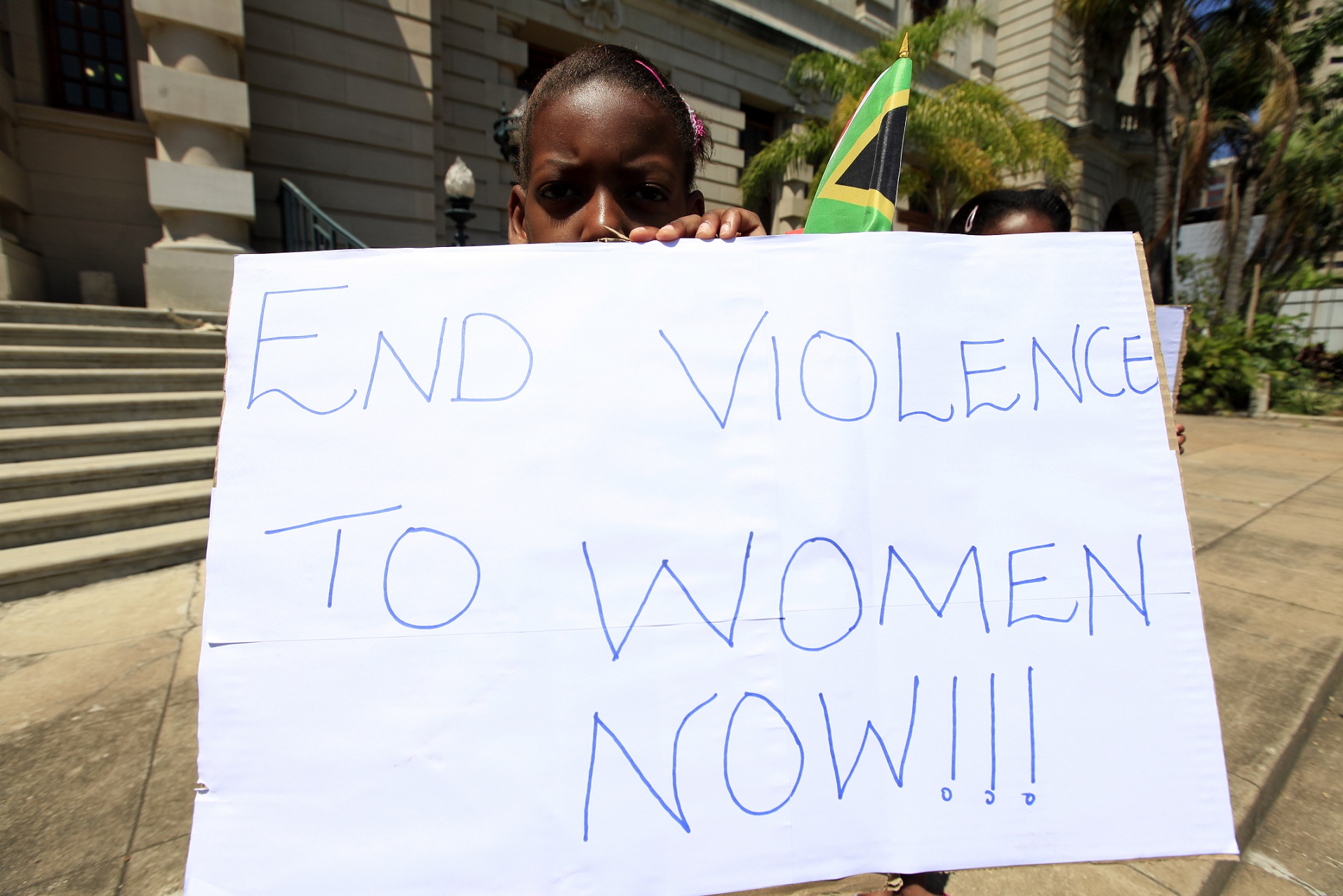 CITIZENSIDE / ELO B Menina seguro o cartaz durante uma manifestação em Durban, na África do Sul, contra a violência doméstica