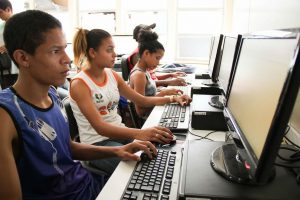 Jovens dos cursos do programa Recode comunidades do CDI em parceria com o INPAR (Instituto Presbiteriano Álvaro Reis), na Cidade de Deus