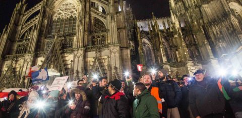 Em frente à Catedral de Colônia, na Alemanha, manifestantes protestam contra a violência sofrida pelas mulheres