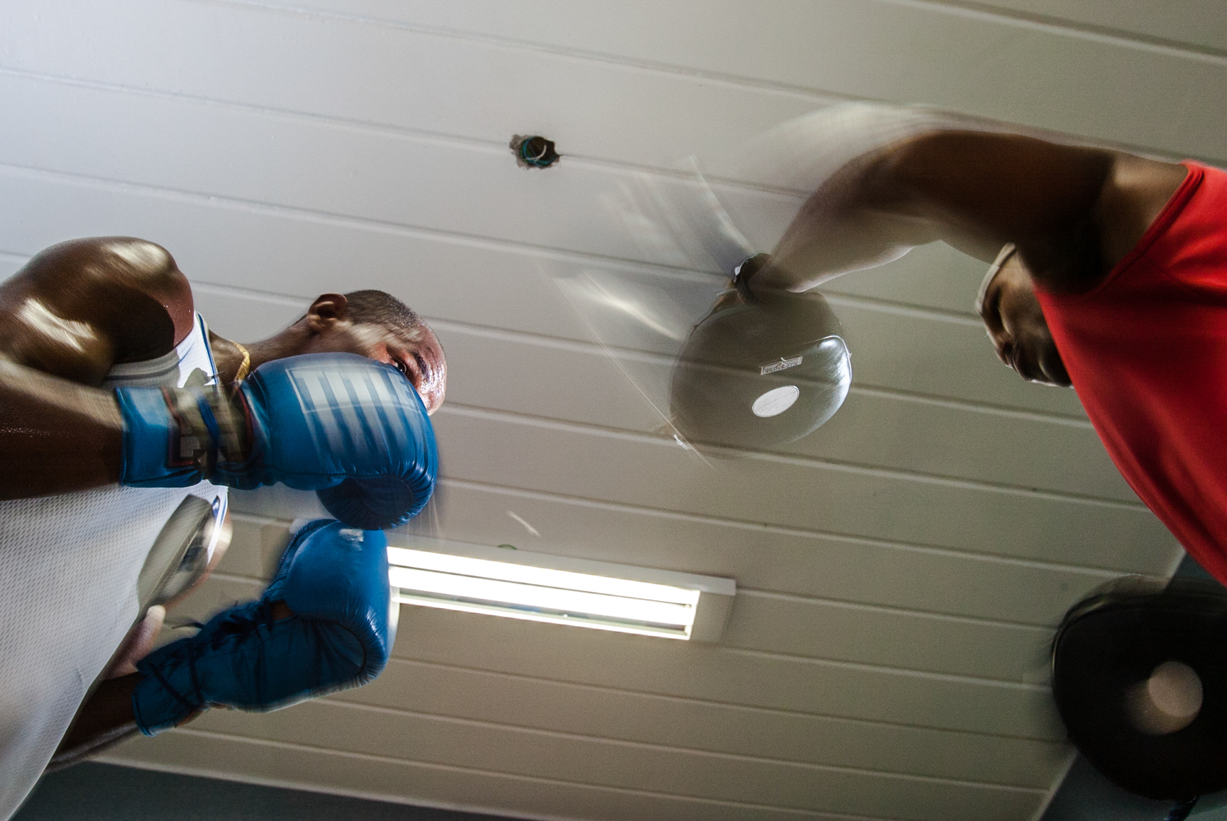 Preparação para aula de boxe na Maré, onde funciona a ONG Luta pela paz