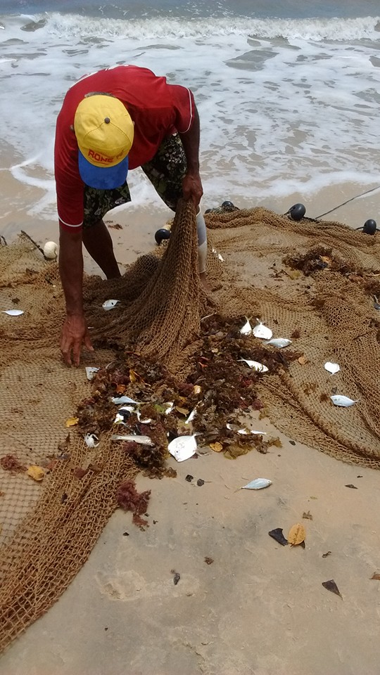 Pescador na praia de Santo André, no Sul da Bahia