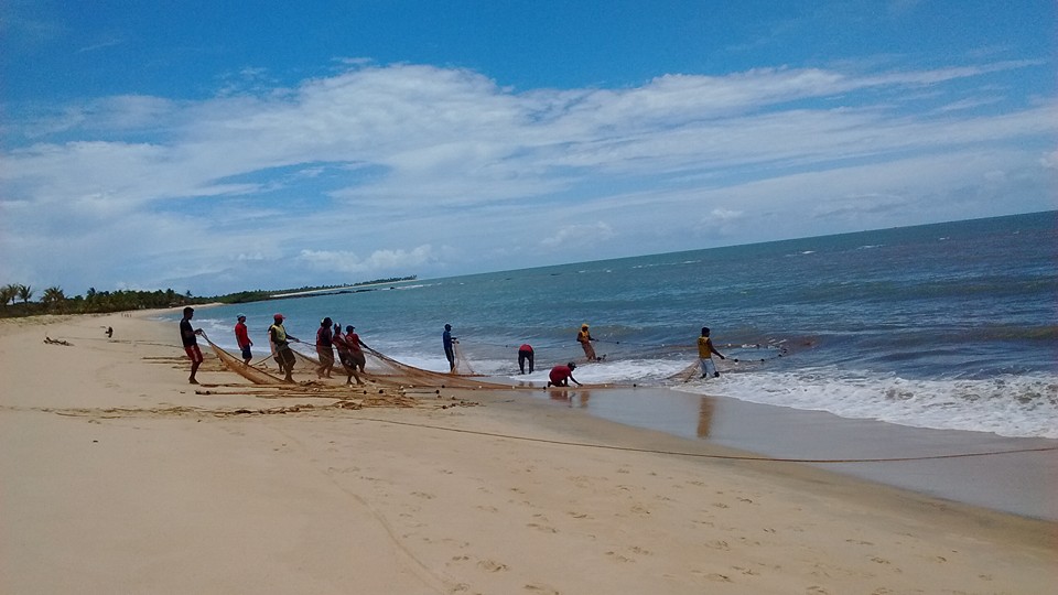 Pescadores puxam a rede para a as areias de Santo André, na Bahia