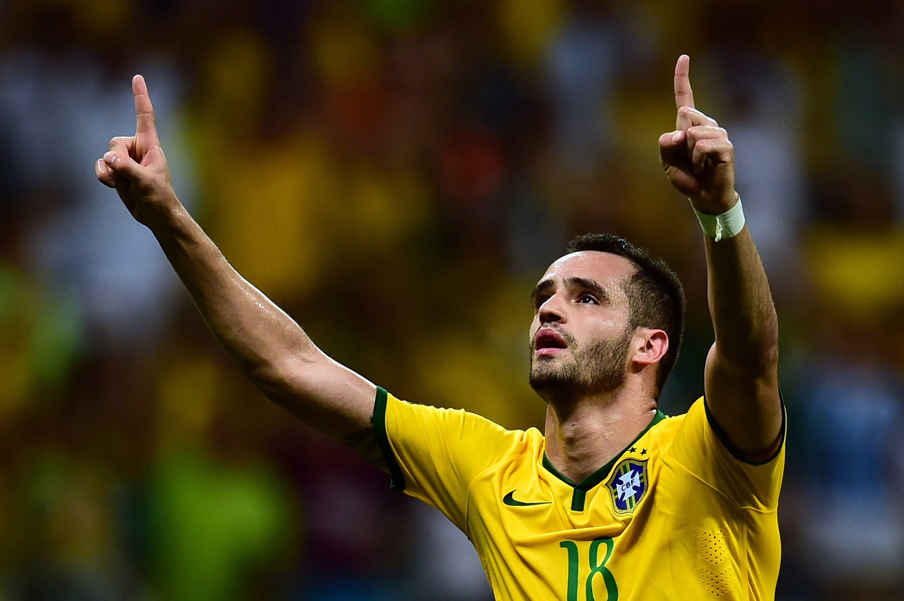 CHRISTOPHE SIMON / AFP Melhor jogador do último Campeonato Brasileiro, Renato Augusto foi um dos primeiros a aceitar o convite dos chineses: "Não fui eu que escolhi a China, foi a China que me escolheu”